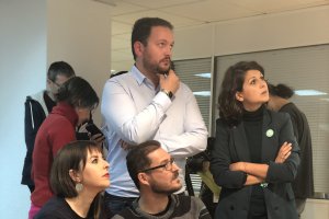 El diputado Diego Crepo (sentado) sigue el escrutinio