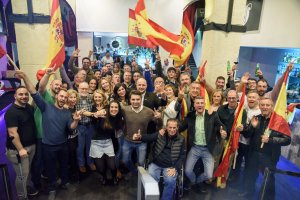 Afiliados y simpatizantes de Vox, este domingo celebrando los resultados