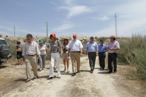 una misión de técnicos del Ciemat visitando Palomares.