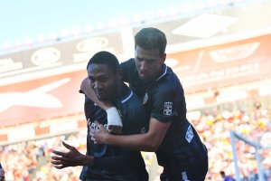 Juan Carlos Real celebrando uno de los goles de Owona en Tarragona.