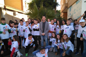 Tejada rodeado de alumnos.