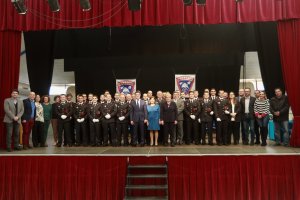 Autoridades de Diputación y de municipios de la comarca ayer con los nuevos efectivos del Consorcio de Extinción de Incendios del Levante almeriense.