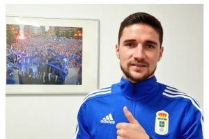 El nuevo jugador del Real Oviedo ya pasa con su nueva camiseta.