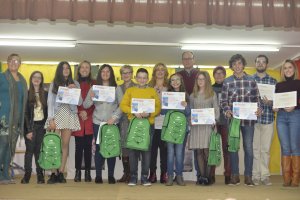 Premiados, autoridades y responsables de los centros premiados en el C.E.I.P. Adela Díaz.