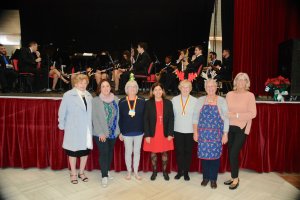 La alcaldesa de Mojácar (centro) con las miembros de ‘Damas de España’.