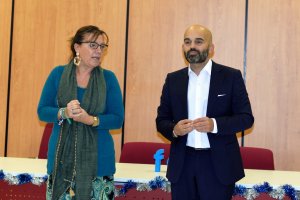 Laura Negrillo y Valentín Sola en el acto de bienvenida.