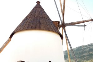 Alexis Pineda, junto al Molino de Las Negras, con la cubierta recién recuperada.