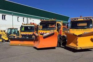 Máquinas quitanieves preparadas para actuar en las carreteras.
