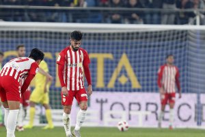 Cabizbajo Chema Núñez tras encajar otro gol.