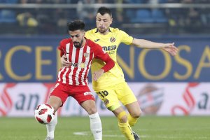 Chema Núñez en una jugada con Javi Fuego.