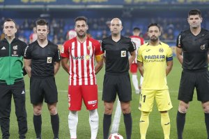 Ángel Trujillo con los colegiados y Jaume Costa antes del partido.