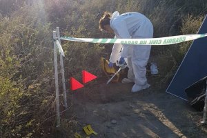 Agentes de Criminalística exploran el lugar del hallazgo del cadáver, en las cercanías de la planta de El Bobar.