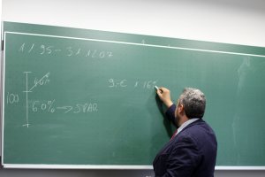 Un profesor en el momento que realiza una explicación en un aula.