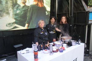 La chef de ‘Tu Chef Talleres’, Mariela Pérez Bocchio; y Facundo Vedia siendo entrevistados por la periodista Ana Márquez Vera.