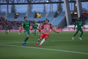 Álvaro Giménez en una jugada del partido ante el Sporting en el Estadio Mediterráneo.
