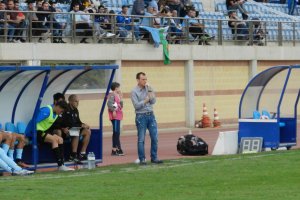 El técnico celeste siguiendo desde el césped la evolución de los suyos.