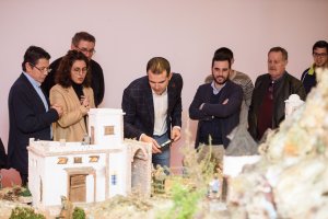 El alcalde visita el Belén Municipal en el Museo de la Guitarra.
