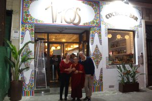 Tesni del Amo y Pablo Chacón junto al lama Dolpo Tulku Rinpoche.