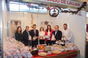 Los alcaldes de Laujar de Andarax, Alcolea y Ugíjar y el diputado de granada en un stand de Laujar.