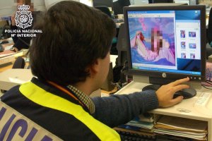 Un agente de la Policía Nacional en una investigación sobre delitos sexuales en la Red.