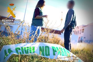 Agentes de la Guardia Civil durante las labores de investigación.