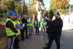 Alcalde, concejal y diputado conversando con los trabajadores en una de las actuaciones.