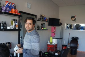 Mohammed Danoun mientras trabaja en su peluquería. Foto: Ricardo Alba