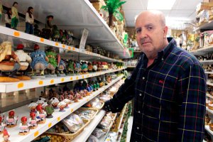 Andrés Felices Blanes lleva 40 años montando su gran Belén  en los escaparates y estanterías de su tienda.