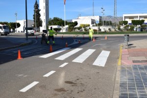 Trabajadores municipales llevando a cabo la señalización de las calles.