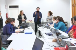 Visita del alcalde, Manuel Cortés, a los participantes en el curso formativo.