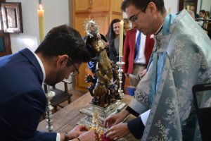 El reverendo A. J. M. Saldaña Martínez y miembros del Patronato del Saliente cambian la corona. Foto: Ginés ruiz