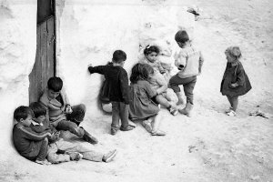 Niños del barrio de las Mellizas jugando con las estampas.