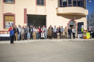 Asistentes a la puesta de largo del nuevo producto ecológico.