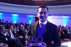 Francisco posa con el premio.