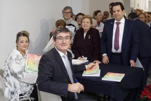 La escritora, María Sande, y el alcalde, Manuel Cortés, en la presentación del libro.