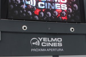 Exterior de los cines del Centro Comercial Torrecárdenas.