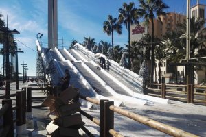 Los operarios ultiman el montaje del tobogán gigante.