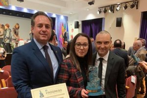 El alcalde de Macael (izquierda) tras recibir el galardón.