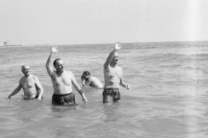 El famoso baño del embajador de EEUU en España, Angier B. Duke, y el ministro de  Turismo, Manuel Fraga.