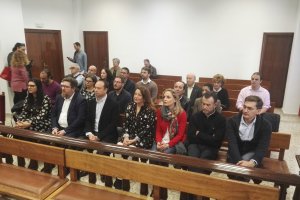 Los 12 parlamentarios autonómicos antes de recoger las credenciales.