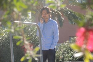 Ibán Andrés, en el Anexo, hablando por teléfono.