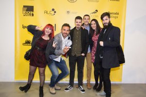 El equipo de Maquinaria Creativos celebrando su reconocimiento en Málaga.