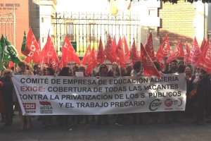 Imagen de la concentración esta mañana a las puertas de la Delegación del Gobierno.