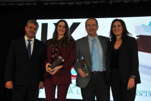 Los premiados, en el centro, junto al rector y la presidenta del Consejo Social de la UAL