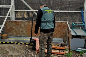 Un agente, en la zona del supuesto robo.