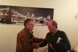 Rodolfo Criado, presidente saliente, saluda a Francisco Gómez, nuevo representante del gremio.