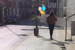 Una de las comerciantes se dirige a entregar su regalo.