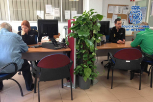 Los agentes toman la declaración del denunciante y después la pasan por la aplicación