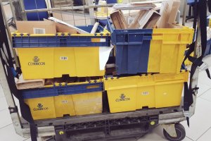 Paquetes y notificaciones se acumulan en las oficinas de Correos de la capital.