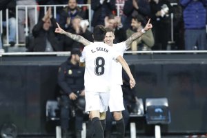 Celebración de Carlos Soler con Santi Mina.